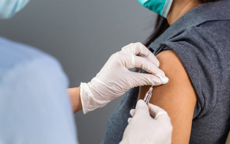 Efficacité des vaccins covid-19 : un risque de formes graves divisé par 9 selon 2 études françaises
